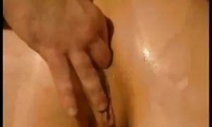 بادامک دختر داغ عکس سکسی کس کیر آسیایی که با گربه او بازی می کند