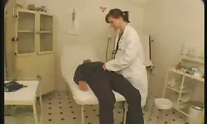 پنجره را تحسین کنید در حالی که عاشق از پشت سر می عکس کیرباحال کند