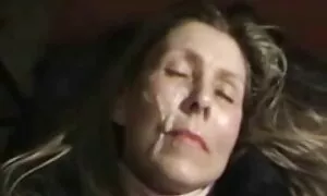 همسر در حالی که شوهر به نظر می رسد ، عکس کیر وکوس سکسی زیر پا می شود