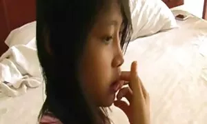 دانش آموزان عكس كير وكون در بالکن یک دختر بدون لباس زیر لب می زنند.