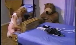 Henpecked با شورت دختر در دهان خود عكس كير كون