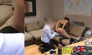 زیبایی ، خروس کیرتوکس خارجی را می خورد و به شدت نقض می کند