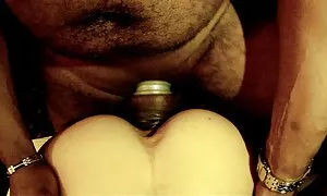 یک دختر کوچک حمام می کند ، بیدمشک را اصلاح می کند و با دوش استمناء می کند عکس سکسی کون وکیر