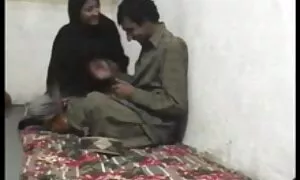 همسر سفید آماندا ضربه‌ای است که مرد سیاه پوست هنگام تماشای شوهرش لعنتی می‌کند تصاویرسکسی گی