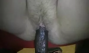 پدربزرگ مراقب جوجه روستایی جوان است عکس کیردختر